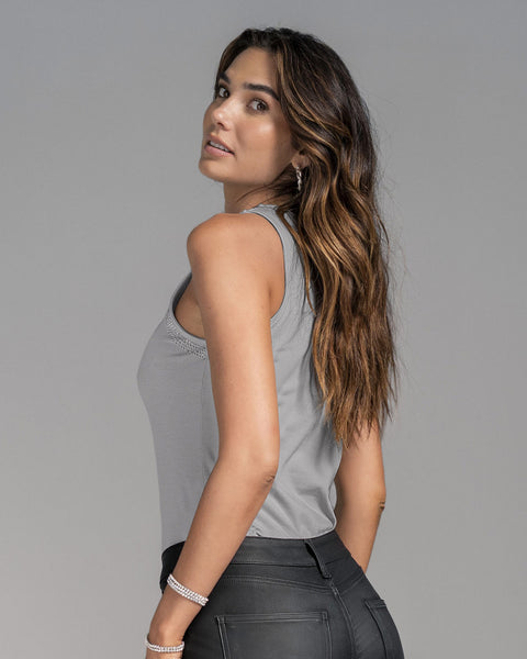 Camiseta manga sisa con detalles con brillo#color_c15-gris