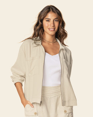 Chaqueta corta liviana con cierre frontal#color_084-arena