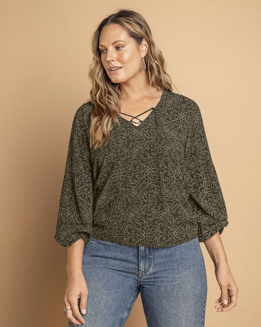 Blusa manga larga con tiras en escote en V#color_145-fondo-verde-estampado