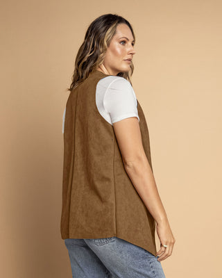 Chaleco en tela con acabado aterciopelado#color_831-cafe-oscuro