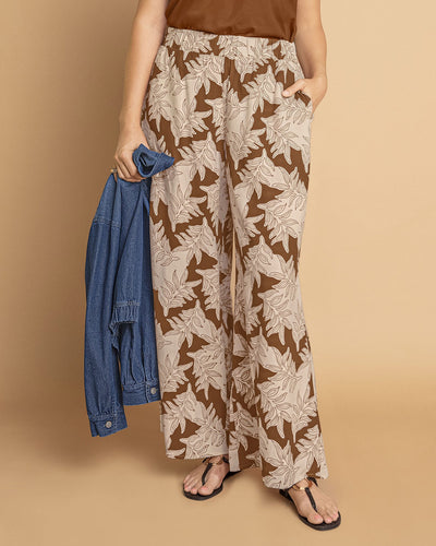 Pantalón amplio estampado#color_145-cafe-oscuro-hojas