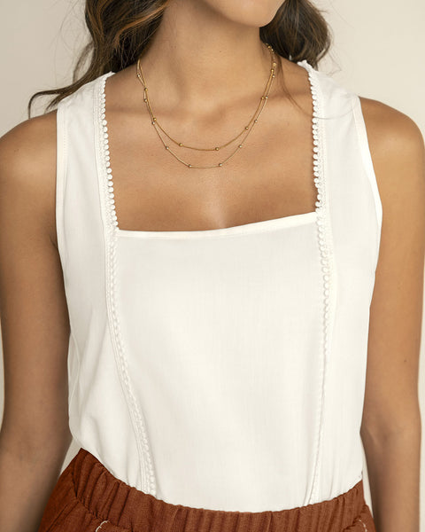 Camiseta manga sisa de escote recto con detalle decorativo en frente#color_018-marfil