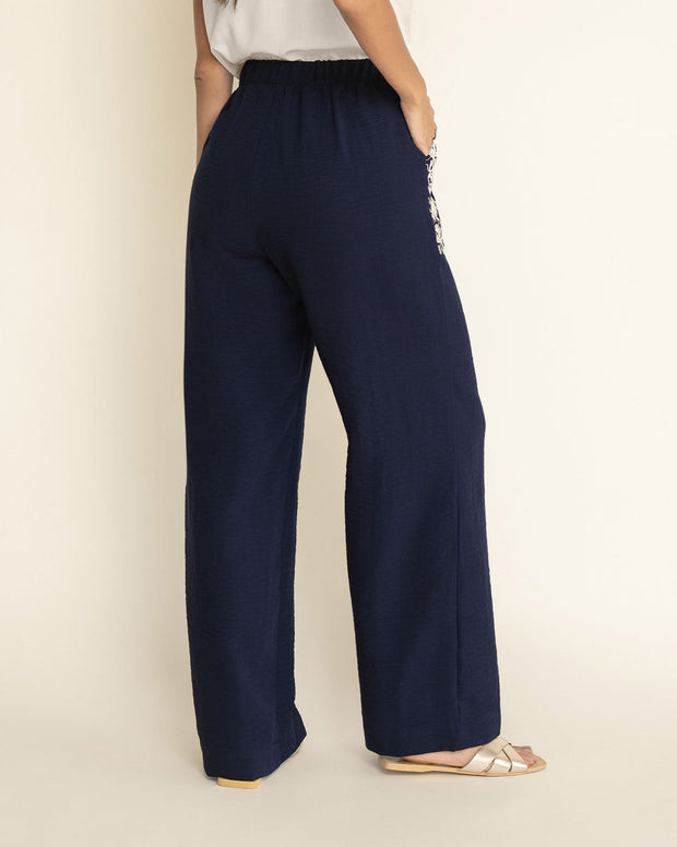 Pantalón bota amplia con bolsillos en tela bordada
