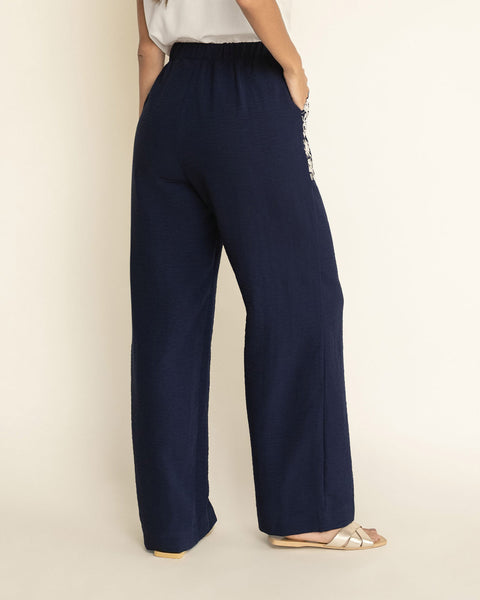 Pantalón bota amplia con bolsillos en tela bordada#color_c42-azul-oscuro