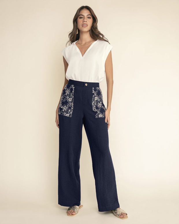 Pantalón bota amplia con bolsillos en tela bordada