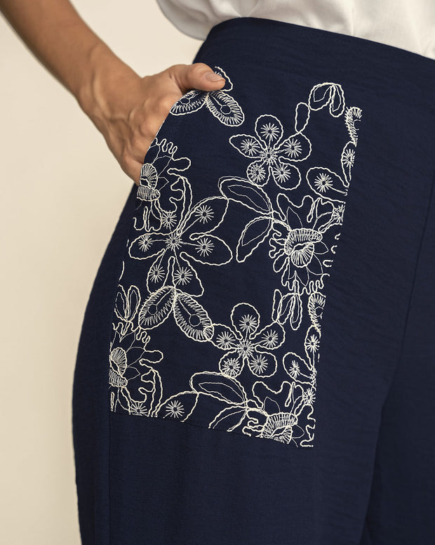 Pantalón bota amplia con bolsillos en tela bordada