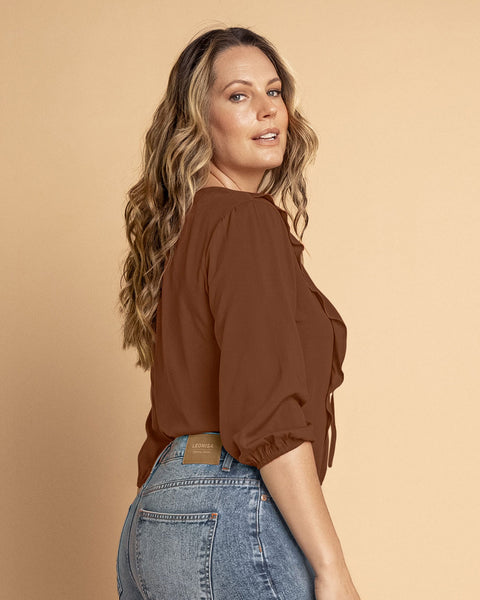 Blusa manga 3/4 con boleros sobrepuestos en frente#color_831-cafe-oscuro