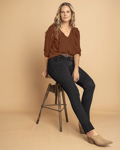 Blusa manga 3/4 con boleros sobrepuestos en frente#color_831-cafe-oscuro