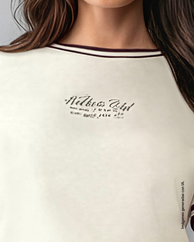 Camiseta con detalle de líneas en contraste en manga y cuello