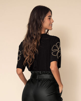 Blusa con bordado en mangas#color_700-negro