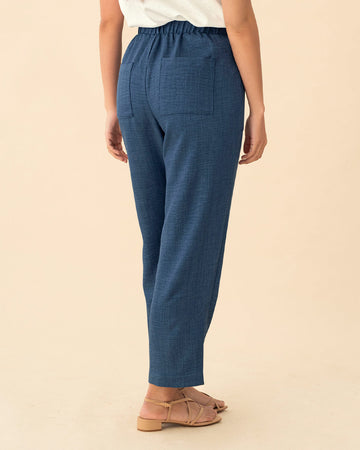 Pantalón con bolsillos funcionales#color_024-azul-oscuro