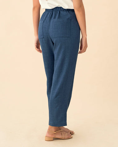 Pantalón con bolsillos funcionales#color_024-azul-oscuro