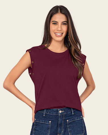 Camiseta con ojaletes metálicos en mangas#color_c37-vino
