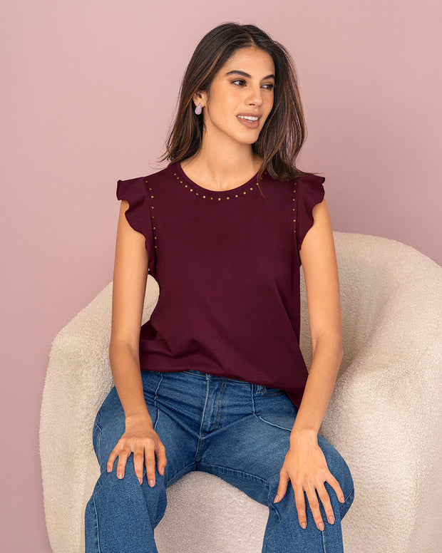 Camiseta con taches en cuello y sisa