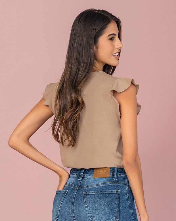 Camiseta con taches en cuello y sisa