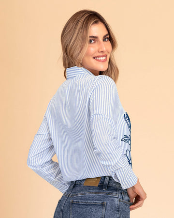 Camiseta a rayas con detalle bordado#color_086-rayas-azul-flor