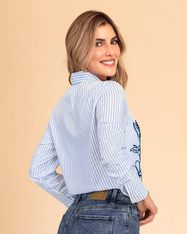 Camiseta a rayas con detalle bordado#color_086-rayas-azul-flor