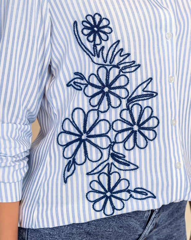 Camiseta a rayas con detalle bordado