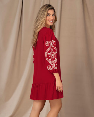 Vestido corto con estampado en mangas#color_c35-rojo-oscuro