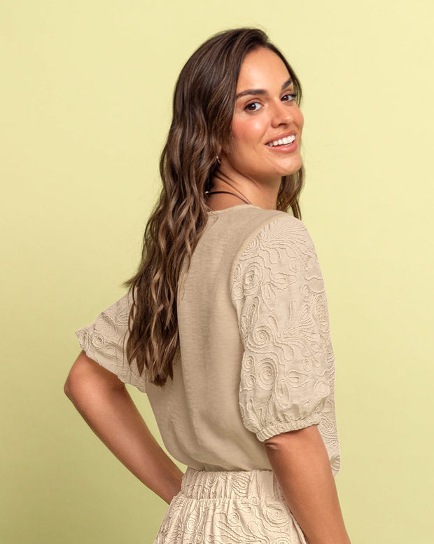 Blusa manga corta en tela bordada