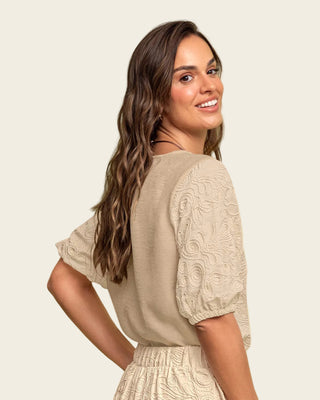 Blusa manga corta en tela bordada#color_807-beige