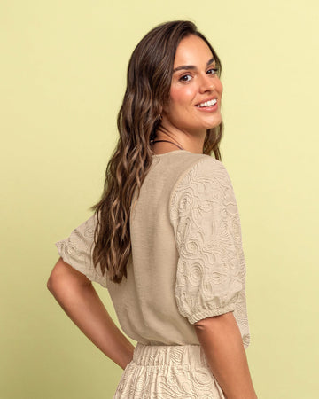 Blusa manga corta en tela bordada#color_807-beige