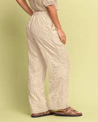 Pantalón bota recta en tela bordada#color_807-beige