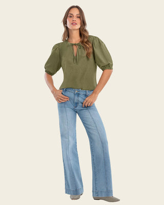 Blusa con tiras para anudar en escote#color_c48-oliva