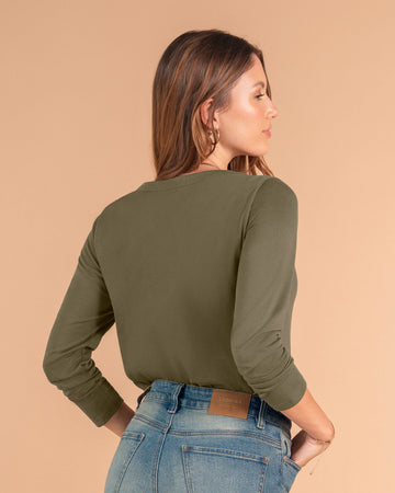 Camiseta manga larga con taches en cuello#color_c46-verde