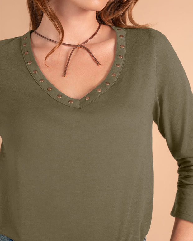 Camiseta manga larga con taches en cuello