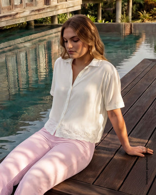 Camisa cuello sport con detalle tejido en ruedo#color_018-marfil