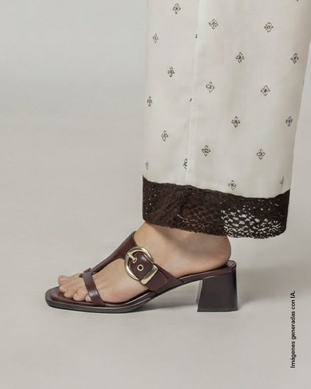 Pantalón largo amplio con detalle tejido en bota