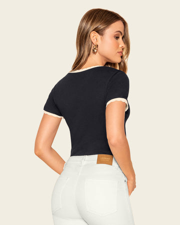 Camiseta con detalles en ondas en contraste en mangas y cuello#color_700-negro