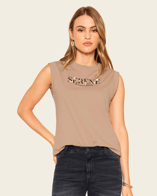 Camiseta manga sisa con estampado y apliques#color_c54-arena-claro