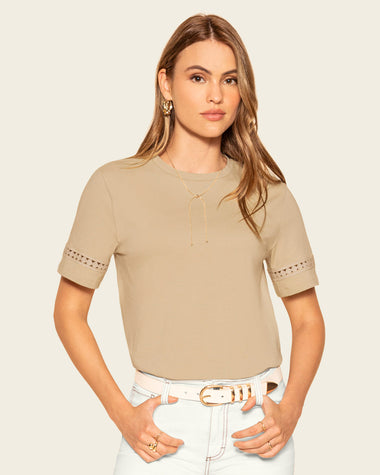 Camiseta básica con detalle de escalerilla en mangas#color_c54-arena-claro