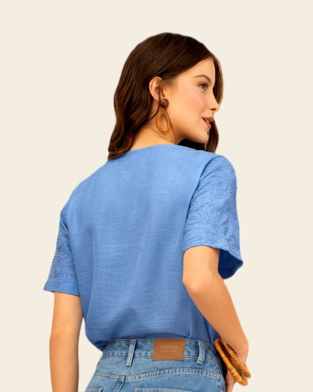Blusa manga corta con bordado en relieve