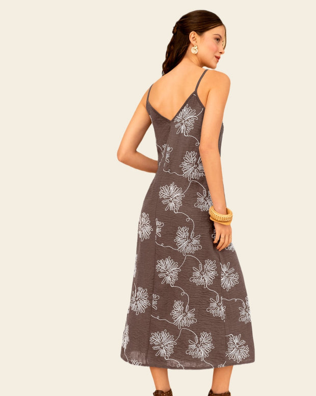 Vestido largo con flores bordadas