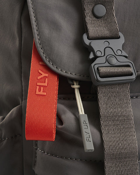 Morral Masculino en Lona con Cargaderas Acolchadas Fly Up#color_711-gris