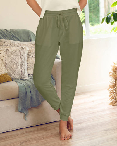 Pantalon tipo jogger con bolsillos funcionales y ruedo en rib#color_601-verde-oliva