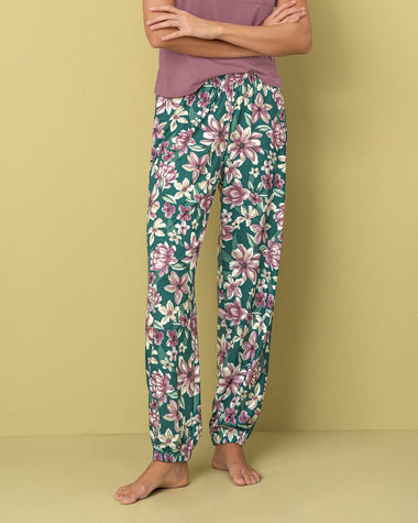 Pantalón tipo jogger de pijama#color_145-estampado-flores-verde