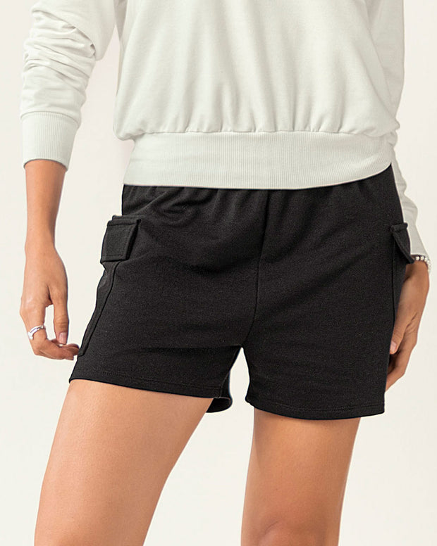 Short corto con bolsillos tipo cargo con tapa