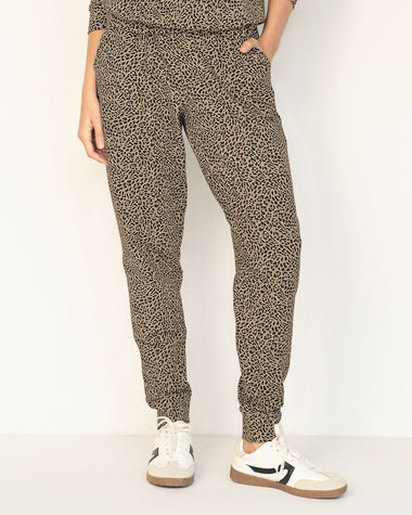 Pantalón tipo jogger estampado#color_225-leopardo