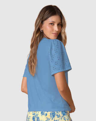 Camiseta con manga corta en ojalillo#color_022-azul-claro