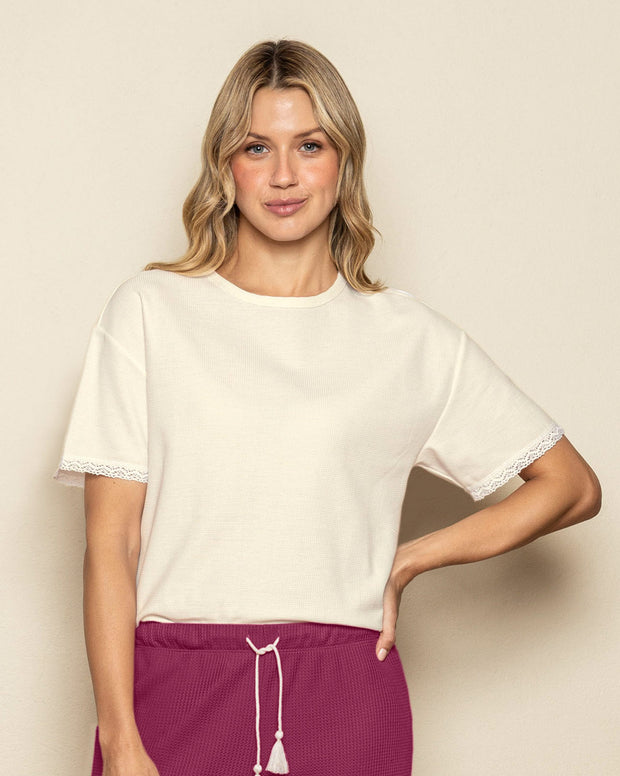 Camiseta con detalle en bolillo en el ruedo de las mangas