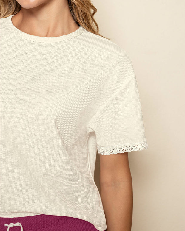 Camiseta con detalle en bolillo en el ruedo de las mangas