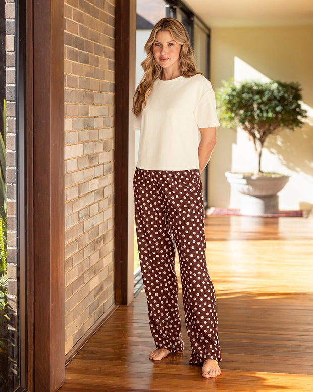 Camiseta con detalle en bolillo en el ruedo de las mangas