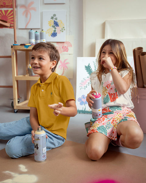 Camiseta tipo polo con perilla funcional para niño#color_847-mostaza