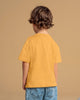 Camiseta manga corta con cuello en rib y estampado localizado#color_106-amarillo-oscuro