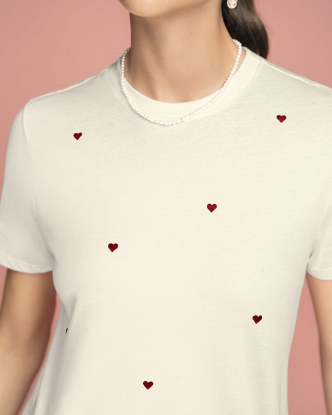 Camiseta en algodón manga corta con estampado localizado#color_192-fondo-marfil-estampado