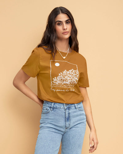Camiseta en algodón manga corta con estampado localizado#color_847-mostaza